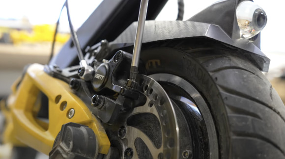 Cum aerisiți frânele hidraulice la o trotinetă electrică?