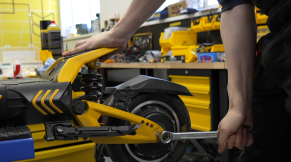 Repararea perforațiilor la trotineta electrică VSETT 10+